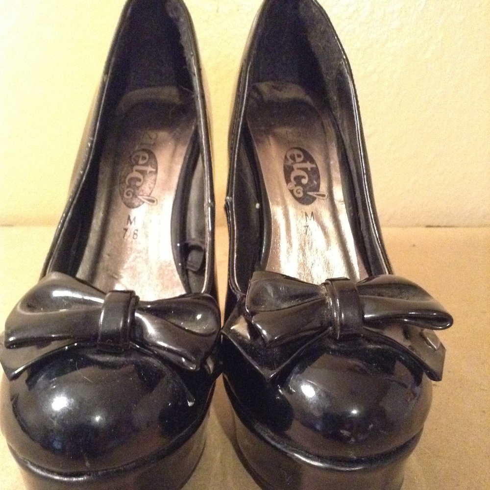 black plesther high heels with a bow on top